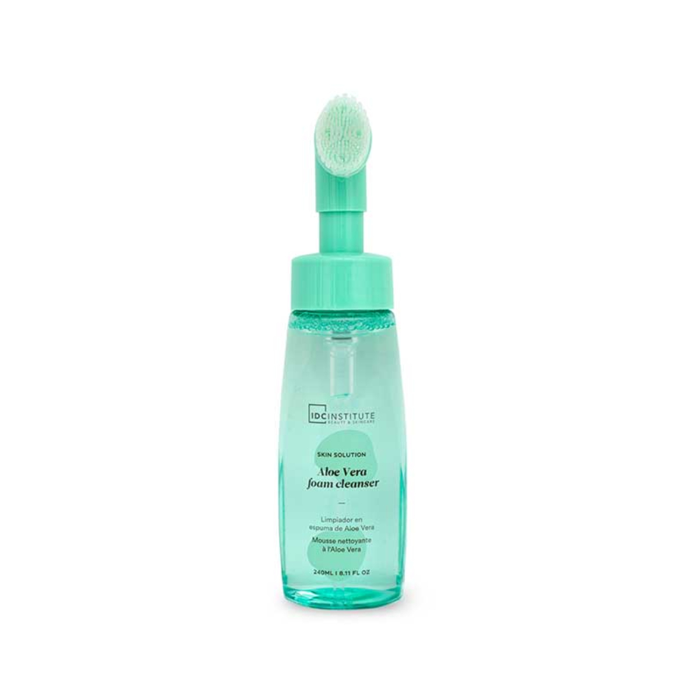 Limpiador facial de aloe vera espumoso con cepillo de silicona.